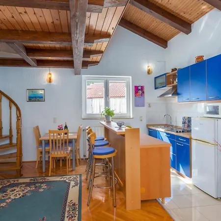 Apartman With Parking Space - 2216 Porec