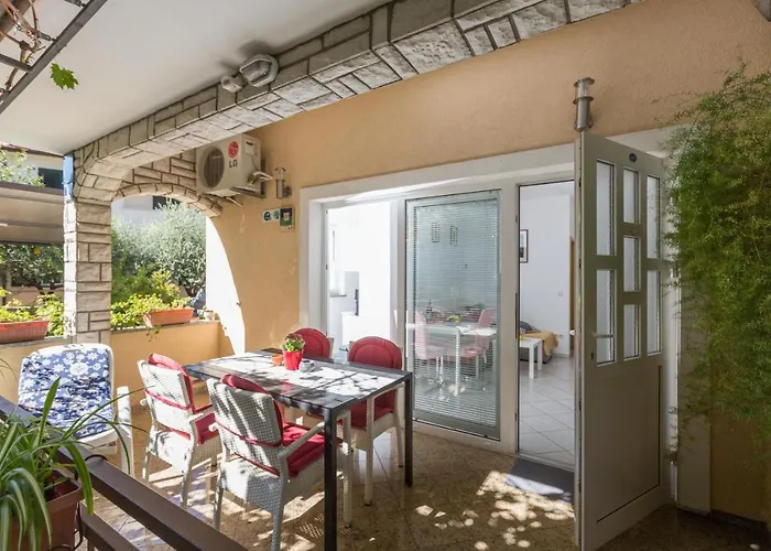 Lägenhet With Parking Space - 2216