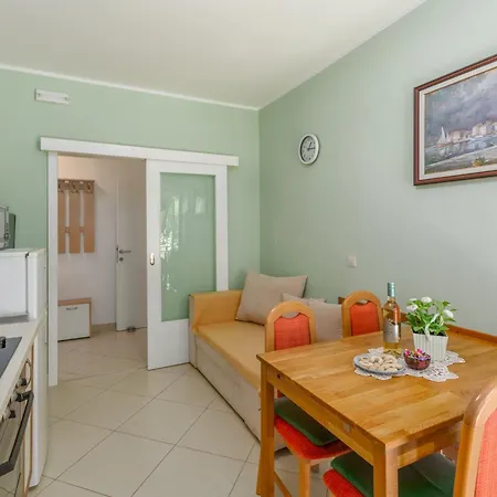 Apartmán With Parking Space - 2216 Poreč