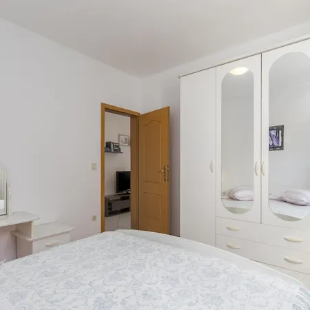 With Parking Space - 2216 Lejlighed Poreč